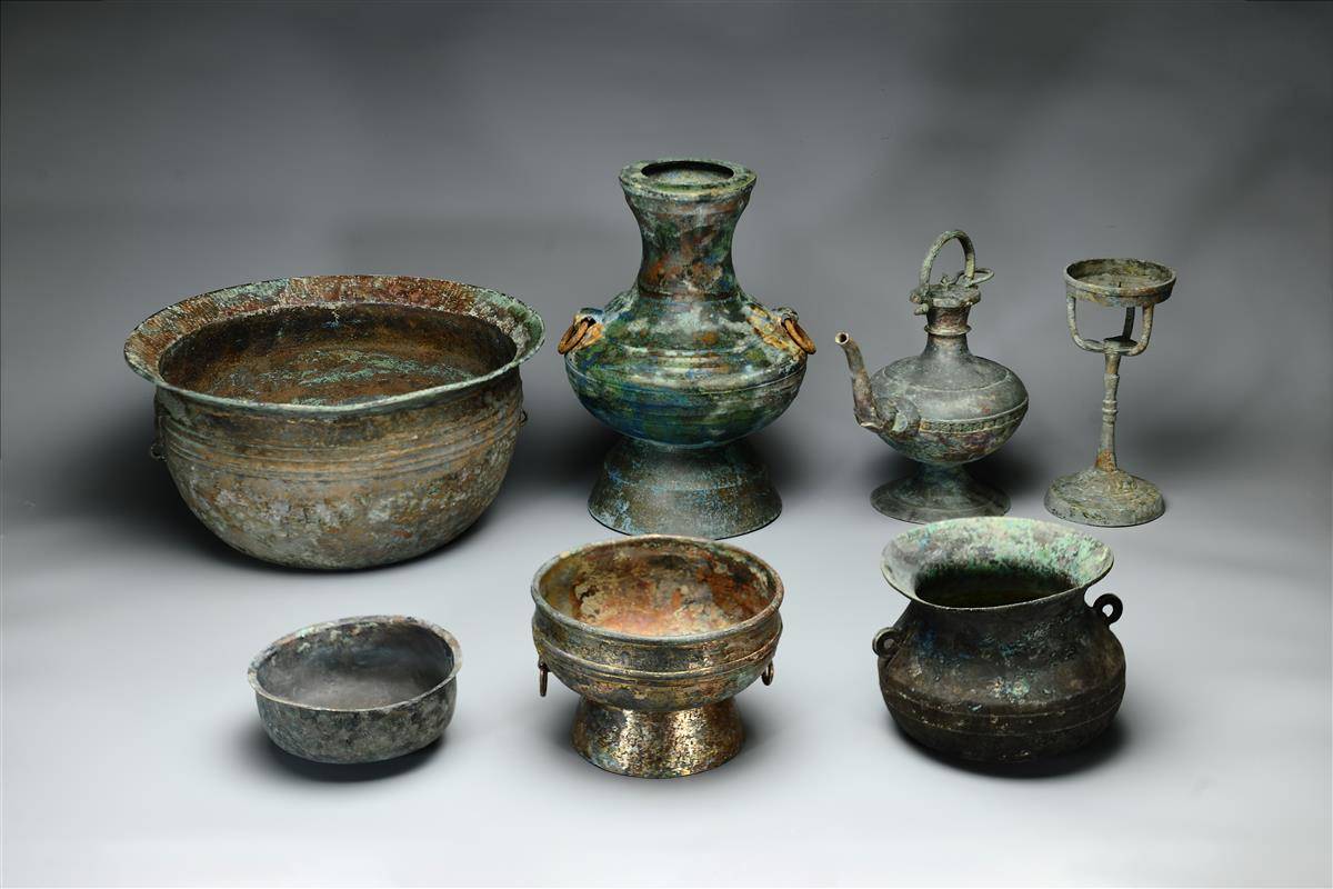 菜越墓地M4出土铜器合照